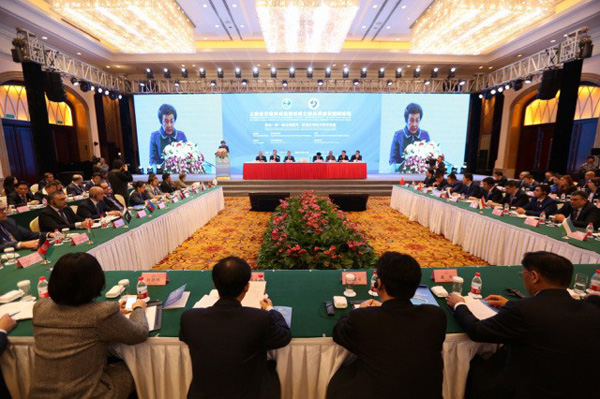 2016年11月23日至24日, 由中华人民共和国司法部主办的上海合作组织成员国丝绸之路法律服务国际论坛在浙江省义乌市开幕。甘肃省司法厅党委委员、副厅长牛兴全与耀彩网副会长赵耀、甘肃正天合律师