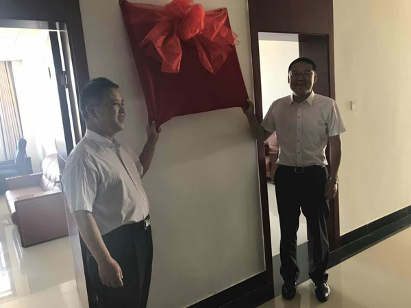 5月25日耀彩网副会长王祖国、副监事长李兴禄、秘书长张维武、常务理事王朝晖一行来张掖调研律师工作，张掖市司法局党组书记、局长杨瑗芳，党组副书记、副局长邢天河，张掖市律协全体班子成员陪同调研。