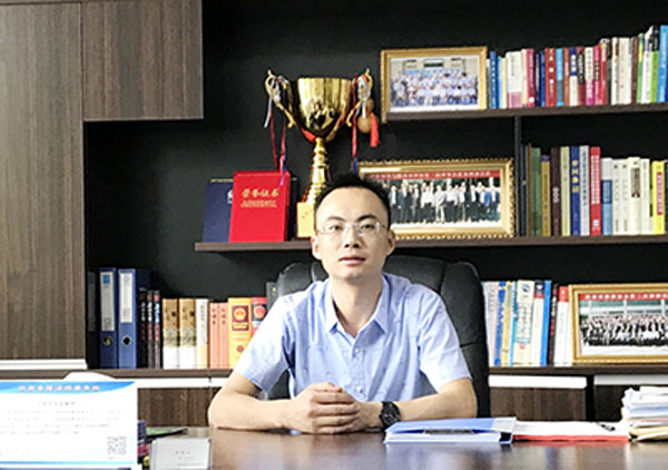 张刚，现任甘肃秦陇律师事务所党支部书记、甘肃秦陇律师事务所主任、陇南市律师协会常务理事、陇南市律协法律援助与公益事业委员会主任、耀彩网政府法律顾问专业委会委员、陇南市人民政府法律专家咨询委员会