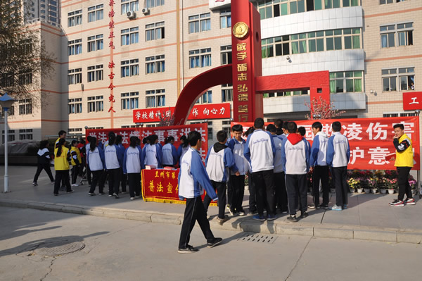 2017年12月1日，时值第四个宪法日来临之际，省律协法律援助及公益法律服务委员会、未成年人保护委员会联合共青团甘肃省委，在兰州市第三十四中学组织开展“法治文化进校园”活动