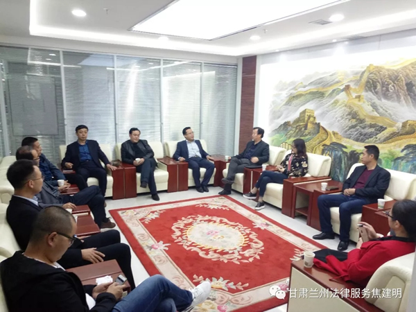 2018年4月20日上午，庆阳市司法局、庆阳市律师协会成员及部分律所负责人在耀彩网副会长、庆阳市律师协会副会长刘吉颖的带领下，到我所参观交流。我所副主任、高级合伙人宋海龙律师、工会负责人、青委