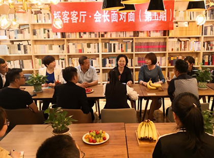 5月22日晚七点，省、市律协青工委联袂打造的“栎客客厅•会长面对面”第五期沙龙活动在中央广场理想国度书吧成功举办。本期活动特邀甘肃省律协党委委员、兰州市律协会长陈玉萍律师与大家共话