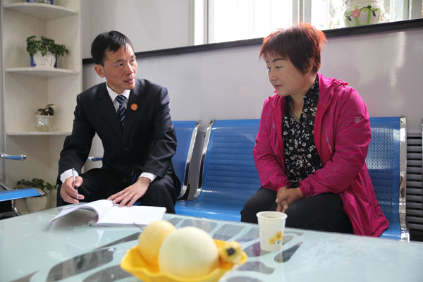 在庄浪县公共法律服务中心见到“１＋１”中国法律援助志愿者律师郭兴进时，距他离开甘肃还有不到一个月的时间。眨眼已是一年时间，在庄浪县，郭兴进律师接待法律咨询１５５件２４３人次，代写法律文书２２４件，开展