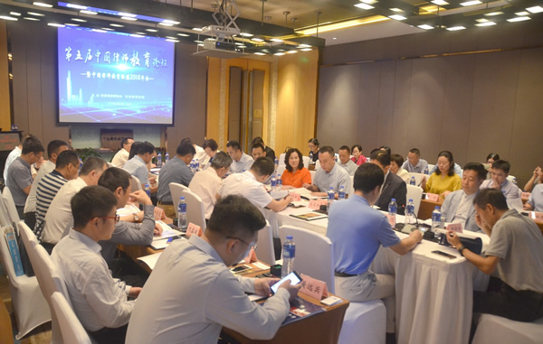 8月4日至5日，耀彩网、甘肃律师学院举办了第五届中国律师教育论坛。甘肃省司法厅副厅长、甘肃律师行业党委书记、甘肃律师学院院长牛兴全出席论坛并致辞。来自全国高校和地方律协16家律师学院代表50人