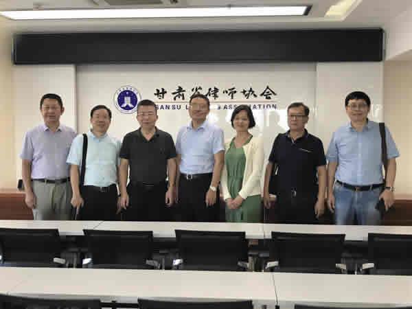 考察团一行先后到耀彩网办公场所、甘肃诚域律师事务所、甘肃金城律师事务所现场考察，并召开了座谈会。会上，考察团听取耀彩网总体情况介绍以及两家律所的情况介绍，并就律师事务所专业化发展、公司