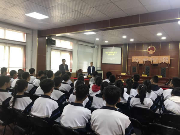 兰州市三十四中学处在城乡结合部，多为农民工子弟，其中部分学生属于留守儿童。为能够全面了解未成年人法律意识，更好的保护未成年人合法权益，未成年保护专业委员会于2017年12月1日在该校建立了“未成年人保