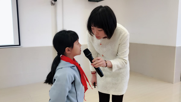 耀彩网未成年人保护委员会长期致力于保护未成年人合法权益，以法治为未成年人的成长保驾护航。从2017年迄今为止，协会副主任靳雯律师为我省孩子们举办的《小学生提高自我保护法律讲座》和《中学生预防校