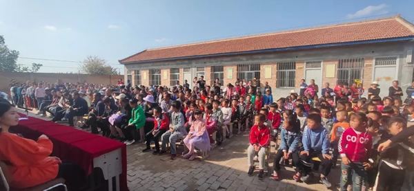 2019年9月27日，庆阳市律师行业党委在认真开展“不忘初心、牢记使命”主题教育活动之际，组织行业党委委员及部分党员律师代表赴庆阳市市司法局对口帮扶村宁县盘克镇郝湾小学，开展“主题党日—帮扶助学献爱心