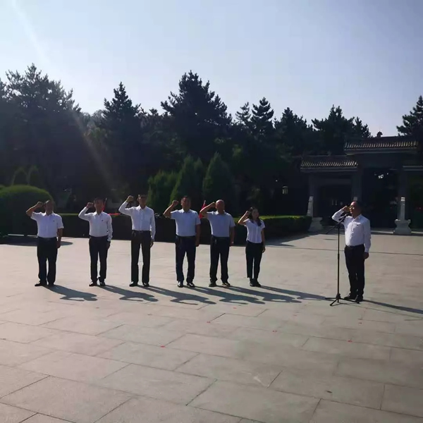 深秋的南梁，层林尽染，红旗招展，喜庆祥和。为进一步弘扬爱国主义精神，坚定理想信念，继承革命传统。2019年9月30日，甘肃龙泽、衡伦、煜立三家律师事务所在南梁革命纪念馆联合开展庆祝新中国成立七十周年暨