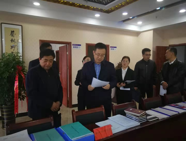 10月22日，省司法厅党委委员、副厅长、省律师行业党委书记韩世峰一行检查指导平凉市律师行业基层党支部开展“不忘初心、牢记使命”主题教育开展情况，平凉市副市长吴建忠、平凉市司法局局长蒙银奎等同志陪同检查