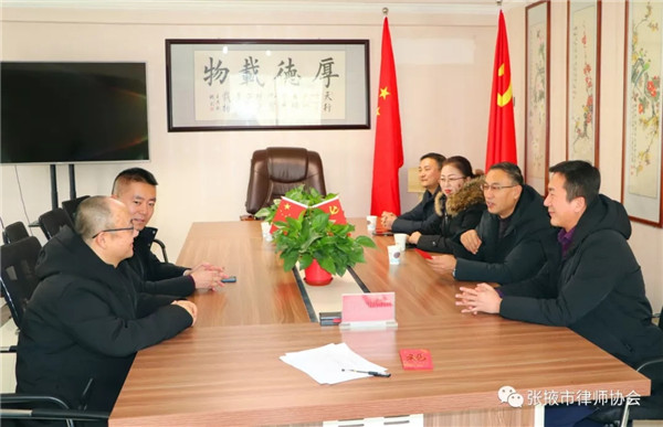 在2020年鼠年新春佳节即将来临之际,张掖市律师协会会长李爱国、名誉会长李兴禄、副会长丁志娟、副秘书长张新军、田珈福、甘肃振泽律师事务所主任胡学斌、宣传委员杨发军、何永福一行八人，于1月14日下午分别