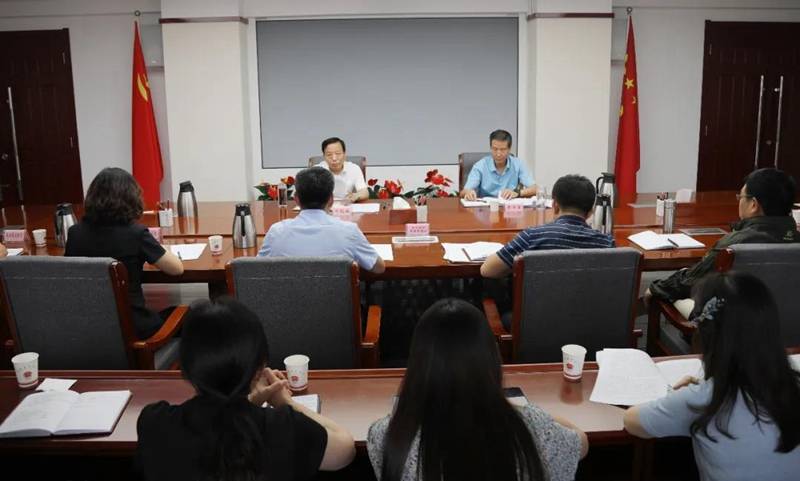 近日，甘肃省司法厅党委书记、厅长牛纪南主持召开司法鉴定、公证行业管理座谈会，专题听取厅公共法律服务管理处、省公证协会、兰州市国信公证处工作情况汇报，并就行业管理中存在重点难点问题同各行业协会负责人和相