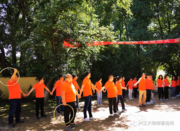 为了丰富广大员工的业余生活、增进同事间的交流、开拓视野、陶冶情操，我们兴正天律师事务所集体旅游于7月24日启程，大家在欢声笑语中正式踏上三天的旅途。一路上，大家竞相一展歌喉，感受沿途大美风光。