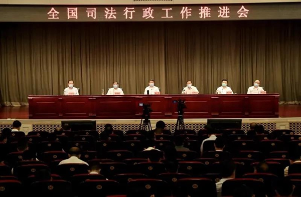 打造法治化营商环境，对于做好常态化疫情防控、助推复工复产具有十分重要的作用。甘肃省司法厅是如何在全面履行“一个统筹、四大职能”的基础上，突出打造法治化营商环境，统筹推进疫情防控和服务全省经济社会发展的