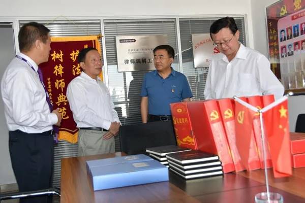 9月2日，甘肃省司法厅党委书记、厅长牛纪南在兰州对律师工作进行调研。兰州市司法局党组书记、局长、二级巡视员李自武陪同调研。