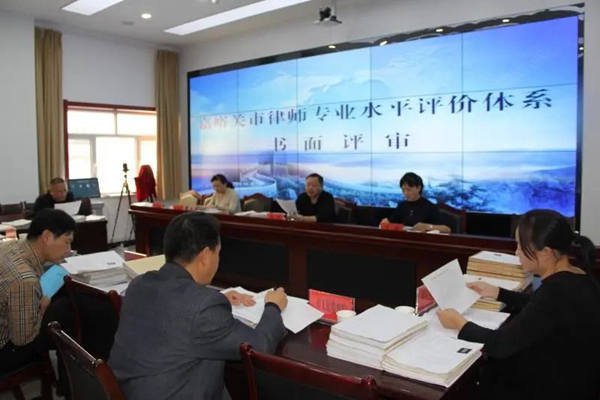 本网讯（通讯员 丁嘉）11月10日至14日，甘肃省嘉峪关市作为甘肃省开展律师专业水平评价首批试点城市之一，嘉峪关市司法局、市律师协会牵头组织由市中级人民法院、市检察院、市公安局、市委党校、市人力资源和