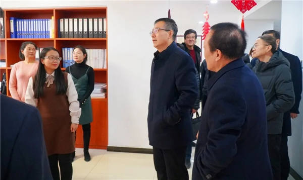 12月17日，省司法厅党委委员、副厅长、省律师行业党委书记韩世峰到甘肃经天地律师事务所和甘肃天问律师事务所调研指导律师事务所标准化示范党支部建设情况。