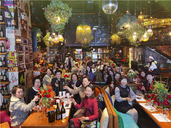 伴着盎然的春意，2021年3月7日下午，为庆祝第111个“三八国际妇女节”的到来，让平日工作繁忙女律师同仁们度过一个和谐温馨、轻松愉快的节日，甘肃省律协女律师工作委员会、兰州市律协女律师工作委员会在胡