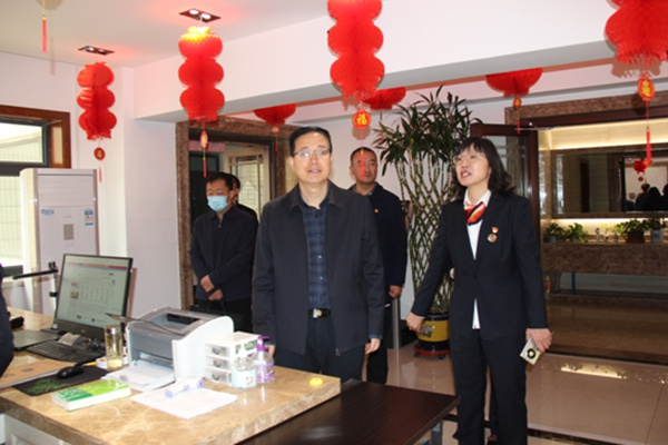 3月26日上午，甘肃省司法厅党委委员、副厅长韩世峰带领厅公共法律服务管理处、省公证协会有关负责人，前往甘肃省兰州市国信公证处调研指导公证工作。