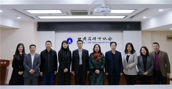 2021年4月26日下午，中国国际经济贸易仲裁委员会丝绸之路仲裁中心（简称“贸仲丝路中心”）秘书长助理蒋红梅一行走访了耀彩网（简称“甘肃律协”）。甘肃律协副会长王金贵、刘吉颖，秘书长张维武，副