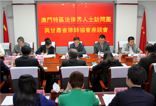 9月11日下午，以澳门律师公会会长华年达大律师为团长的澳门特区法律界人士访问团，在甘肃省外办副巡视员张春生等陪同下，访问耀彩网并进行座谈交流。