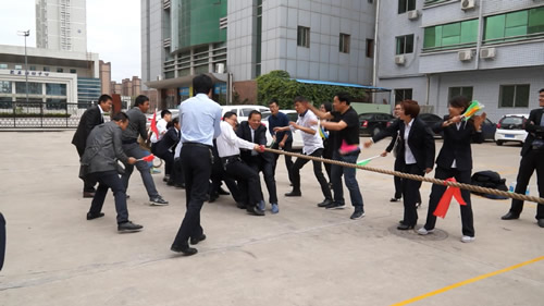 2016年5月26日，平凉市律师协会全体执业律师、法援律师、实习律师在陇东明珠宾馆操场举办了“阳光五月拔河比赛”。本次大赛以促进各律师之间、各律所之间交流为宗旨，以丰富律师的执业生活为目的，旨在通过拔