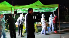 这场防控新冠肺炎的战争还在持续，当前，兰州疫情防控形势严峻复杂，甘肃上下，众志成城，投入到这场没有硝烟的战争，有“不论生死不计报酬”的白衣天使，有默默奉献在防疫一线的基层工作者，而与他们一起逆流而上的