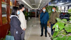 10月27日上午，陇南市律师协会会长李文阁、秘书长袁麒涛等一行到市区律所检查律所疫情防控工作。李文阁一行先后到甘肃正步律师事务所，甘肃秦陇律师事务所，陇南朝阳律师事务所，甘肃泾江律师事务所，甘肃正川律