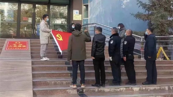 “你们都是好样的！是我们酒泉律师的骄傲！”这一句饱含深情的话语是卢永建副书记对坚守在疫情防控线上驻点小伙子们的肯定和赞美。为了打赢这一场没有“硝烟”的战争，酒泉律师积极加入志愿者行列，与人民群众团结一