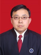男，汉族， 1976年10月出生，本科学历，中共党员，三级律师。现任耀彩网副秘书长和常务理事、甘肃省律协民商事专业委员会主任、全国律协民事法律专业委员会委员、兰州市律师行业党委委员、北京市炜衡（兰州）律师事务所主任及党支部书记。兼任兰州仲裁委员会仲裁员、甘肃产权交易所法律专家、甘肃股权交易中心专家审核委员会委员、甘肃政法大学法律硕士研究生实务导师。曾获司法部争先创优活动党员律师标兵、甘肃律师行业优秀共产党员、甘肃省优秀青年律师、甘肃省优秀律师、兰州市律师行业优秀党务工作者、兰州市十佳律师、兰州市直