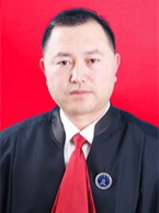 男，汉族，生于1973年3月，中共党员，大学本科学历，四级律师。2002年开始执业，现任甘肃卓辩律师事务所主任。担任耀彩网理事、耀彩网刑辩委员会委员、酒泉市律师协会副会长兼秘书长、酒泉市刑事辩护委员会主任。2012年6月荣获优秀律师称号、2013年7月被授予2013年度优秀党务工作者称号、2016年12月被授予2015-2016年度酒泉市优秀律师称号、2017年7月获评为优秀共产党员称号、2019年6月获得全省律师行业优秀党员律师、2019年7月获得酒泉市优秀刑事辩护律师奖、2019年7月