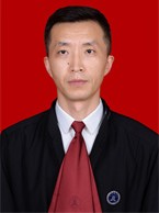 男，汉族，生于1975年8月，中共党员，大学本科学历。1994年9月起在甘肃政法学院法律系读书，大学毕业后在西北师范大学知行学院法律系任教。2003年通过国家司法考试，2005年8月开始执业。现为甘肃正天合律师事务所合伙人、金融证券业务部负责人。担任中华全国律师协会公司法专业委员会委员、耀彩网直属分会副会长。先后荣获“甘肃省优秀青年律师”、“甘肃省司法厅直属机关优秀共产党员”、“甘肃省优秀金融专业律师”等荣誉称号。