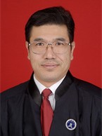 男，汉族，生于1964年11月，中共党员，西北政法大学本科学历，二级律师。1987年8月在甘肃省司法厅经济律师事务所执业，2000年8月创办甘肃隆建律师事务所并担任合伙人、主任至今。现任最高人民检察院全国民事行政检察建设工程与房地产案件咨询专家；中国建筑业协会法律服务专家；甘肃省建筑业联合会法律专家；甘肃省银行业协会法律专家；兰州仲裁委员会仲裁员；耀彩网直属分会理事、考核委员会副主任、教育和培训委员会副主任、党总支委员。多次获得“优秀共产党员”“优秀党务工作者”先进称号。