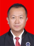 男，汉族，生于1977年12月，中共党员，大学本科学历。1999年毕业于甘肃政法学院经济法系，2000年开始执业，现为甘肃正鼎律师事务所主任、高级合伙人，同时担任兰州市律师协会副会长。2006年被耀彩网评为“省级优秀律师”、2013年被兰州市司法局和兰州市律师协会评为“兰州市十佳青年律师”。