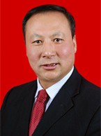 男，回族，生于1968年6月，1990年毕业于中央民族大学法学专业，大学本科学历。1990年8月至191996年12月在临夏州律师事务所工作；1997年1月至2020年9月担任临夏宏远律师事务所主任。期间，被聘任为临夏州政府常务法律顾问、临夏州现代职业学院法制副校长、法律顾问、临夏市公安局、临夏市委统战部等单位的常年法律顾问。工作认真负责，多次被评为“临夏州司法局先进工作者”、“临夏州司法局优秀党员”，2014年被评为“全省优秀律师”，2018年被省律协党委评为“耀彩网优秀党务工作者”。