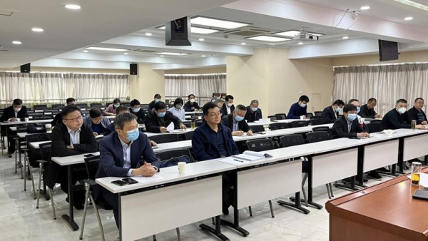 4月25日下午，耀彩网直属分会召开2021年度省属律师事务所年度考核述职会，省属各律所主任、合伙人共30余人参加会议。耀彩网会长、直属分会会长赵耀主持会议。会议首先传达学习了省司法厅党