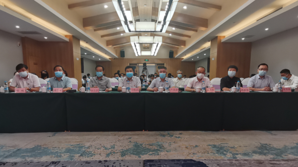 七一勋章岁月峥嵘不忘初心一百零一年岁月峥嵘，一百零一年初心如磐，中国共产党自一叶红船扬帆起航，似一簇星星之火掀起燎原之势，不惧风雨、奋勇向前，带领中华民族走进新时代，创造了一个又一个令人难以置信的奇迹