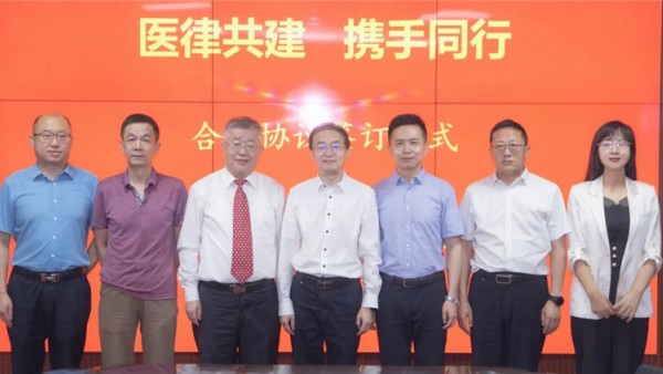 8月18日，耀彩网与甘肃省医师协会在兰州举行“医律共建、携手同行”合作框架协议签订仪式。省司法厅二级巡视员李智，省医师协会秘书长黄晓俊出席签约仪式并讲话，省律师协会副会长雷声、省律师协会法律援