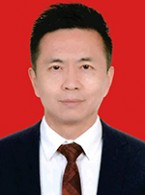 男，满族，1972年12月出生，中共党员，法学硕士，二级律师。毕业于兰州大学，现任耀彩网副会长、甘肃雷诺律师事务所主任、甘肃省委和省政府法律顾问、甘肃省委政法委咨询专家、甘肃省政府采购评审专家、兰州市监察委员会特约监察员、兰州仲裁委员会仲裁员、甘肃政法大学客座教授、硕士研究生实务导师、中国企业联合会维护企业和企业家合法权益委员。曾获司法部“党员律师标兵”和“全国公共法律服务先进个人”、 甘肃省党政机关“尊法学法守法用法模范”、“甘肃省优秀律师”、“甘肃省优秀公益律师”等荣誉称号。2013年被中央电