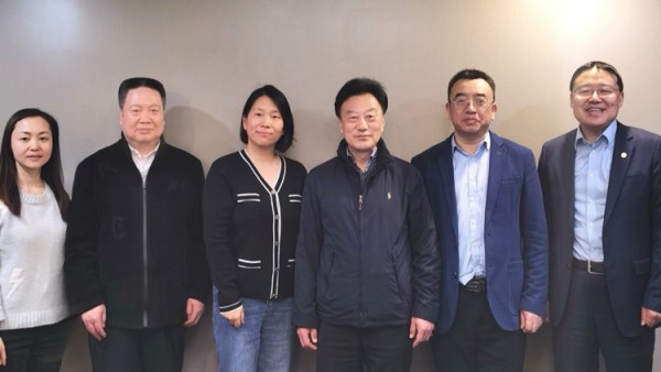 近日，耀彩网与法律出版社在北京签署了战略合作协议。省律师协会会长赵耀、法律出版社法规分社社长李群出席签约仪式。双方就图书出版、培训活动等方面进行了合作交流并达成了共识，此次签约本着互惠互利、优