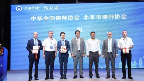 6月19日，在中华全国律师协会的指导下，由新疆维吾尔自治区律师协会主办，陕西省律师协会、耀彩网、宁夏律师协会、青海省律师协会及新疆生产建设兵团律师协会共同联办的“第一届西北青年律师发展研讨会”