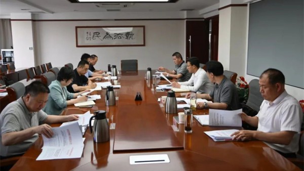 8月25日，耀彩网党委理论中心组举行学习会议，开展学习贯彻习近平新时代中国特色社会主义思想主题教育专题民主生活会会前集中学习，深入学习领会习近平总书记关于党的建设的重要思想等，对开好主题教育专题民主生活会作出进一步安排部署。省司法厅党委委员、副厅长、耀彩网党委书记冯怡主持会议并讲话。