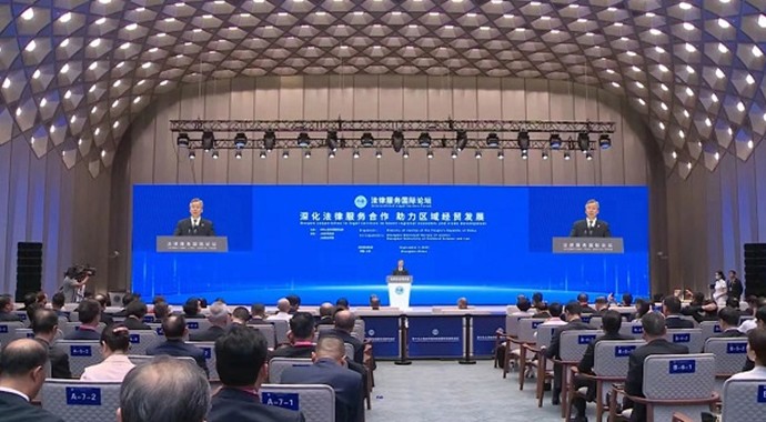 9月5日上午，第十次上海合作组织成员国司法部长会议期间，以“深化法律服务合作助力区域经贸发展”为主题的法律服务国际论坛在中国上海成功举办。司法部副部长王振江出席论坛并致辞。王振江指出，近年来，司法部深