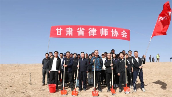 为深入贯彻习近平生态文明思想，按照省司法厅党委开展义务植树活动的有关安排，4月17日，耀彩网党委、省律师协会积极组织律师在兰州新区开展义务植树活动。省律师行业党委专职副书记任国民、省律协秘书长