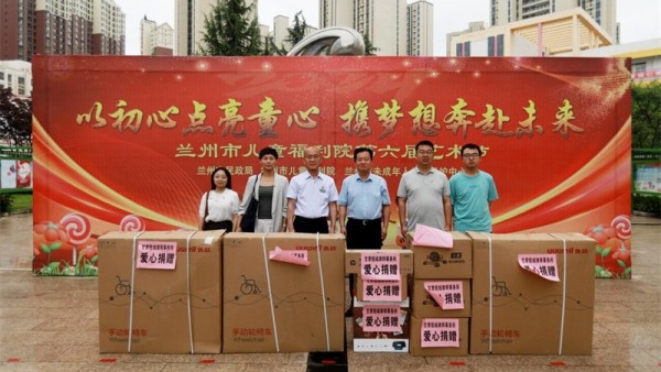5月28日，在“六一儿童节”即将到来之际，甘肃锐城律师事务所党支部书记陈灿、副书记汪智雯带领三名青年律师赴兰州市儿童福利院开展“六一儿童节”捐赠慰问活动，向儿童福利院捐赠了价值一万元的生活用品，提前向