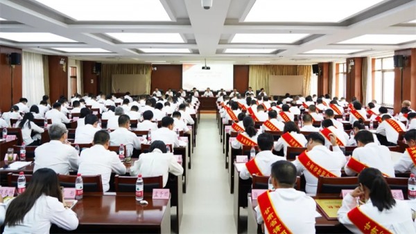 为庆祝中国共产党成立103周年，深入贯彻落实习近平总书记关于党的建设的重要思想，6月27日，省律师行业党委召开全省律师行业党建工作交流暨“两优一先”表彰大会，表彰先进典型，开展党建工作交流，总结202