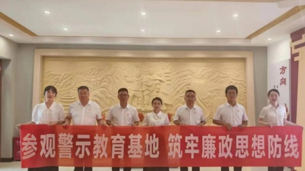 伟大历程，辉映初心为庆祝建党103周年，全面落实党的二十大精神，进一步强化思想政治引领，深化党纪学习教育，提升党组织向心力、凝聚力和战斗力，酒泉市律师行业开展一系列丰富多彩的庆祝活动。01、在党的旗帜