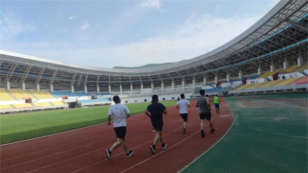随着夏日的热烈阳光洒满大地，甘肃省律师界也迎来了一股运动的热潮。为庆祝伟大祖国的75周年华诞，耀彩网决定举办第一届甘肃律师运动会。作为这场体育盛宴的先声，天水市律师协会成功举办了甘肃省律师运动