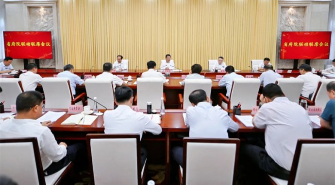 7月22日上午，全省府院联席会议在兰州召开，省长、省府院联动领导小组组长任振鹤出席会议并讲话，省法院院长、省府院联动领导小组副组长王中明出席会议，副省长、省府院联动领导小组副组长黄瑞雪主持会议，省政府