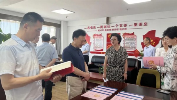 7月30日，耀彩网会长赵耀一行赴白银市开展调研。白银市司法局党组成员、副局长、市律师行业党委书记苟黎源、白银市律师协会会长李秉旺陪同调研。调研组一行到甘肃仁泽律师事务所、甘肃岱峰律师事务所开展
